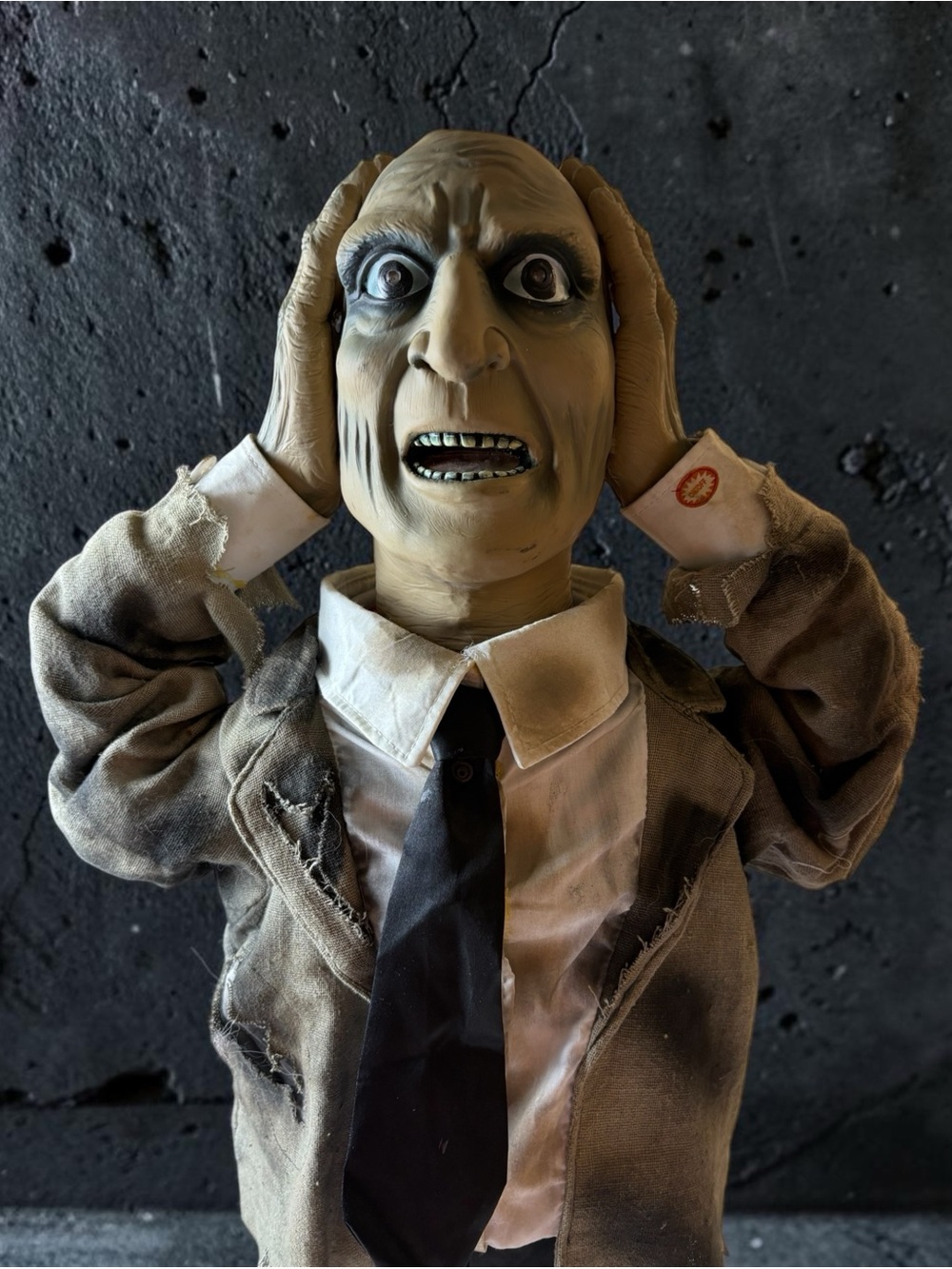 Heads Up Harry Spooky Halloween Animatronic 32” Works well!